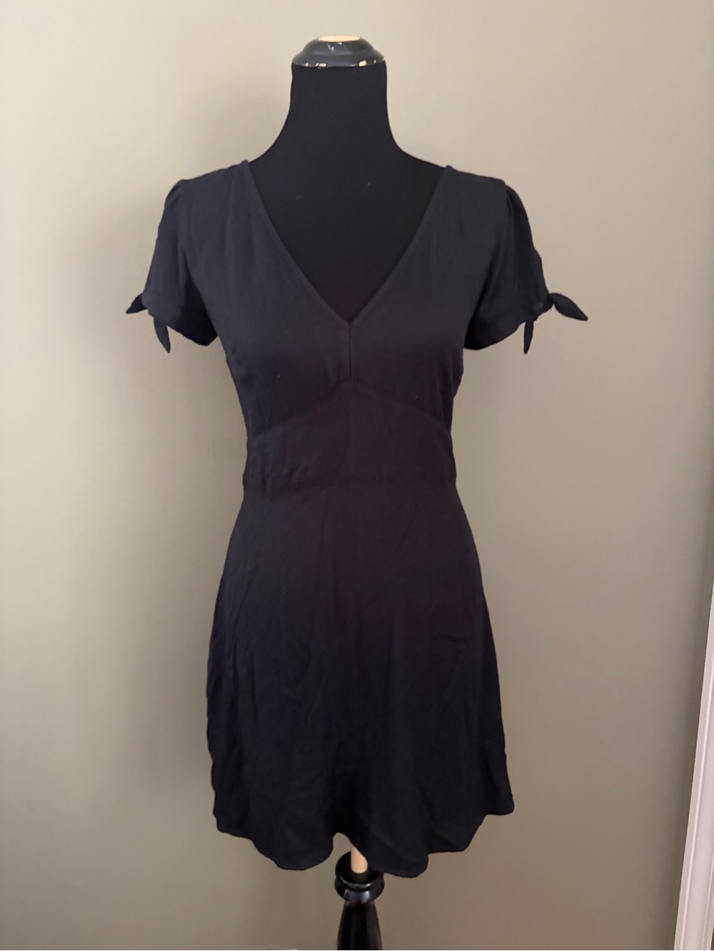 Abercrombie & Fitch Black V-Neck Tie Sleeve Dress